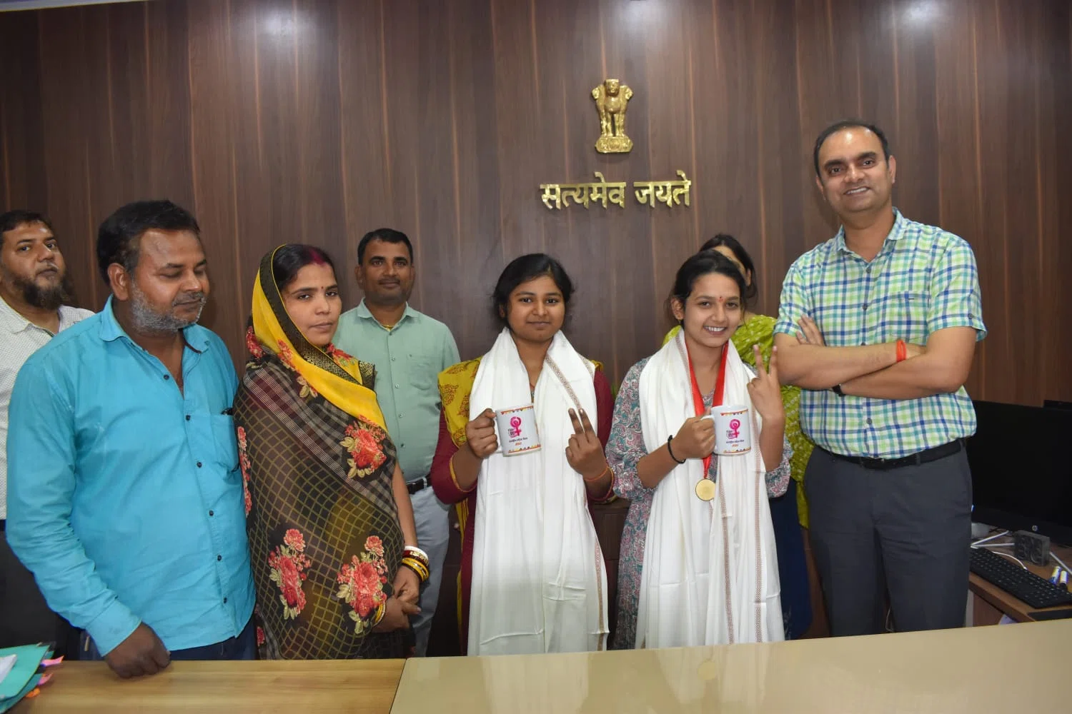 इंटरमीडिएट टॉपर छात्राओं को डीएम डॉक्टर आलोक रंजन घोष ने दिया प्रशस्ति पत्र,उत्साहवर्धन करते हुए कहा-किसी भी क्षेत्र में कम नहीं हैं लड़कियां