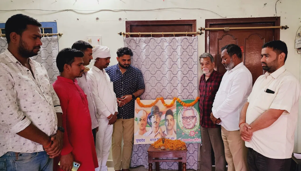 शहीद दिवस पर जाप नेताओं ने शहीदों को दी श्रद्धांजलि... सहज के साथ-साथ निडर राजनेता थे राम मनोहर लोहिया: नागेंद्र सिंह त्यागी