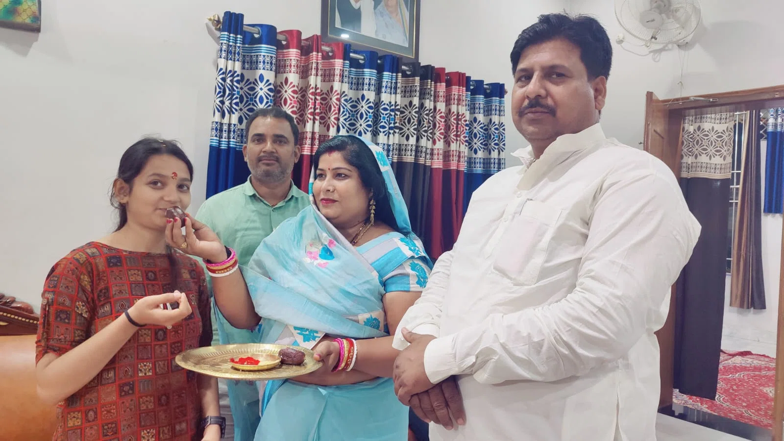 पूर्व नगर सभापति सीता कुमारी ने बिहार टॉपर आयुषी नंदन को लगाया तिलक तो पूर्व राजद एमएलसी प्रत्याशी मनोहर यादव ने कहा-खगड़िया की बेटी ने देश में बढ़ाया बिहार का मान