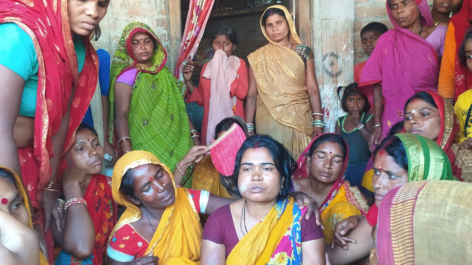 इलाज कराकर वापस घर लौट रहे बाइक सवार दंपति को पिकअप ने रौंदा,पति की दर्दनाक मौत,पत्नी जख्मी