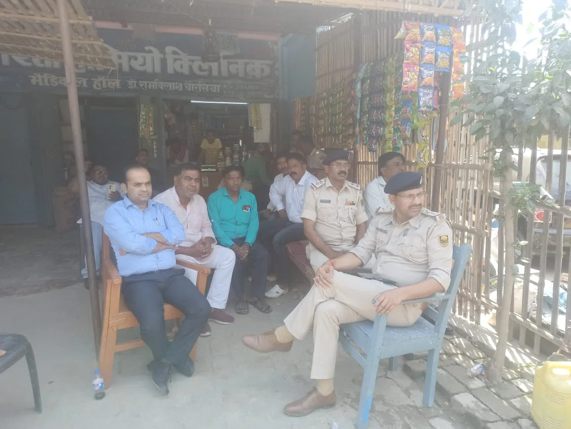 सिविल कोर्ट के आदेश पर बहाल मजिस्ट्रेट द्वारा कराया गया मकान खाली, देखने उमड़ी लोगों की भारी भीड़