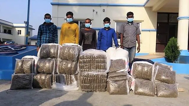 नेपाल में 234 किलो गांजा के साथ चार भारतीय सहित पांच गिरफ्तार...खूब हो रही है गांजा,ब्राउन शुगर,नशीली दवाई,शराब आदि की तस्करी