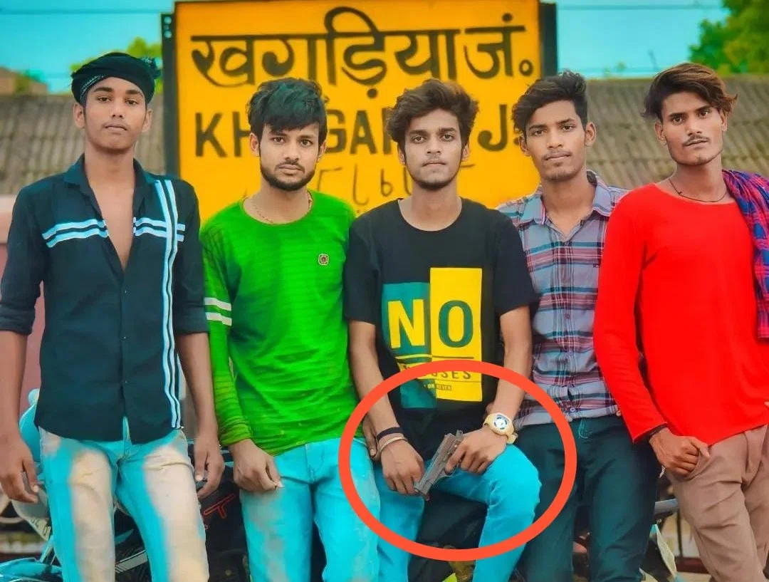 खगड़िया में हथियार बना खिलौना,इंटरनेट मीडिया से लेकर सड़क तक हथियार लहराने से लोग नहीं आ रहे बाज,बेला सिमरी में हथियार लहरा रहे युवक को ग्रामीणों ने खदेड़ा,वायरल हुआ वीडियो