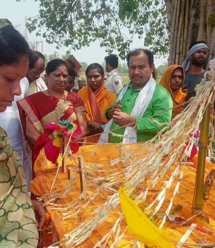 पंच तत्व में विलीन हो गए संत कार्तिक साहेब,अंतिम दर्शन को उमड़ी भीड़,पूर्व विधायक पूनम यादव सहित सैकड़ों लोगों ने दी भावभीनी श्रद्धांजलि