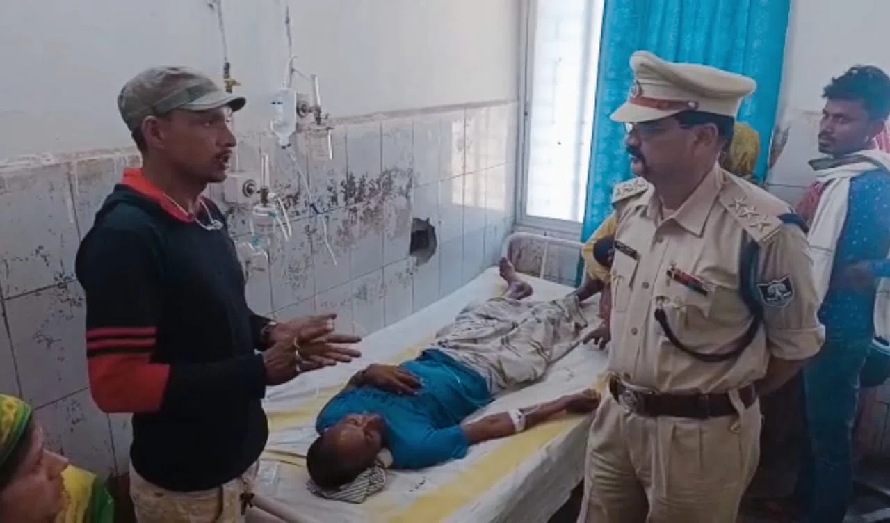 रंगदारी नहीं मिलने से आक्रोशित बदमाशों ने पुल निर्माण कंपनी के मुंशी को मारपीट कर किया घायल, सदर अस्पताल में कराया गया भर्ती