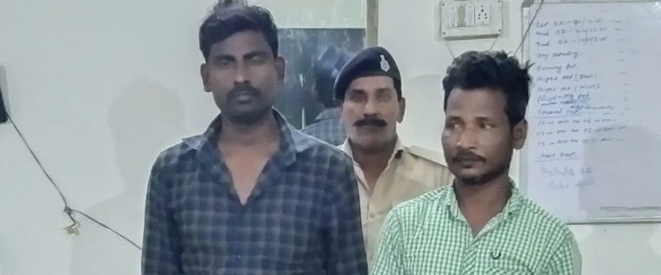 शराबबंदी के बाद से नशीली दवाओं के आदि हुए युवा प्रतिबंधित दवाओं का कर रहे सेवन...भारी मात्रा में प्रतिबंधित नशीली दवाई के साथ दो गिरफ्तार