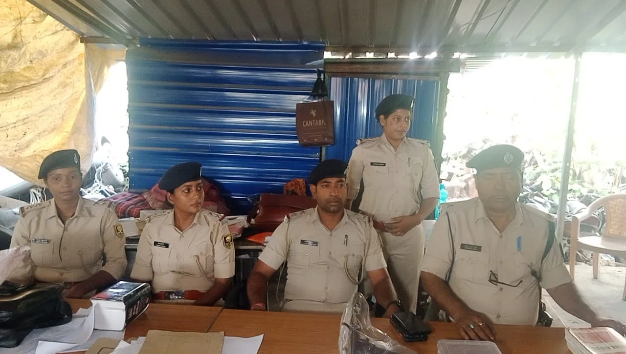 श्मशान में इंसानों के अंतिम संस्कार की आड़ में बनाई जा रही थी शराब, पुलिस ने किया मामले का उद्भेदन...देसी कारबाइन, पिस्टल और कारतूस बरामद