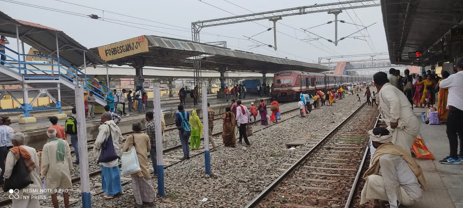 ...और जब बिना सूचना के प्लेटफार्म पर पहुंच गई ट्रेन, रहा अफरातफरी का माहौल