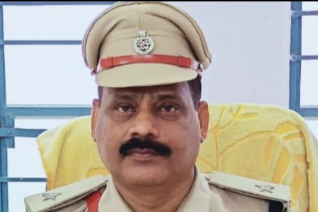 खगड़िया के पुलिस इंस्पेक्टर क्या डॉक्टर भी हैं!अगर डॉ हैं,तो फिर इंस्पेक्टर कैसे!!क्या ज्योतिष भी हैं,जो बेगुनाहों की लिख देते हैं किस्मत!!पढ़िए...खगड़िया के सदर पुलिस इंस्पेक्टर प