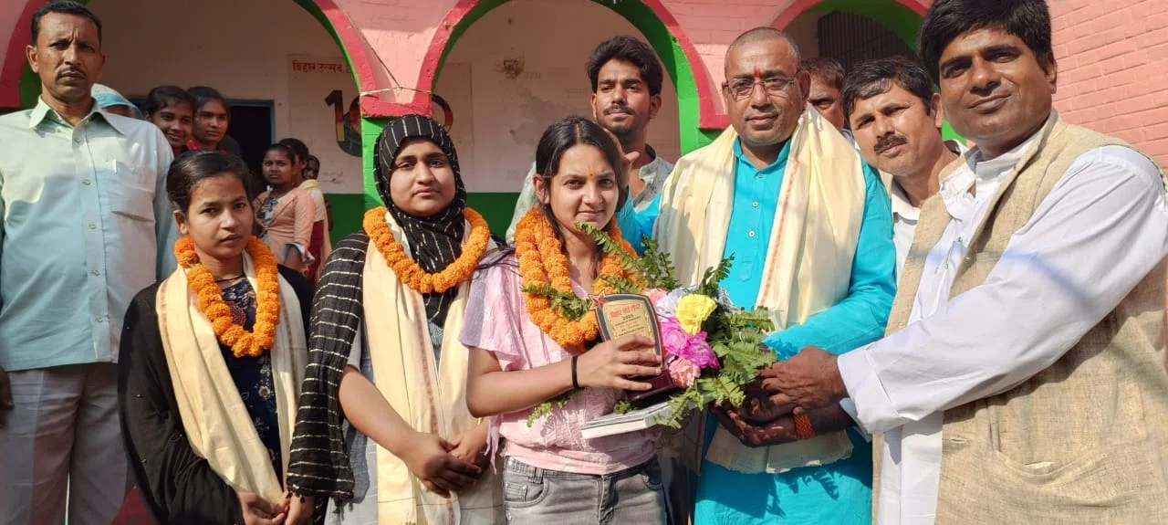 मैट्रिक परीक्षा में बिहार में चौथा स्थान लाने वाली नेहा को मुखिया संघ ने किया पुरस्कृत....नेहा प्रवीण ने बिहार में बढ़ाया खगड़िया का मान:मिथिलेश कुमार निराला