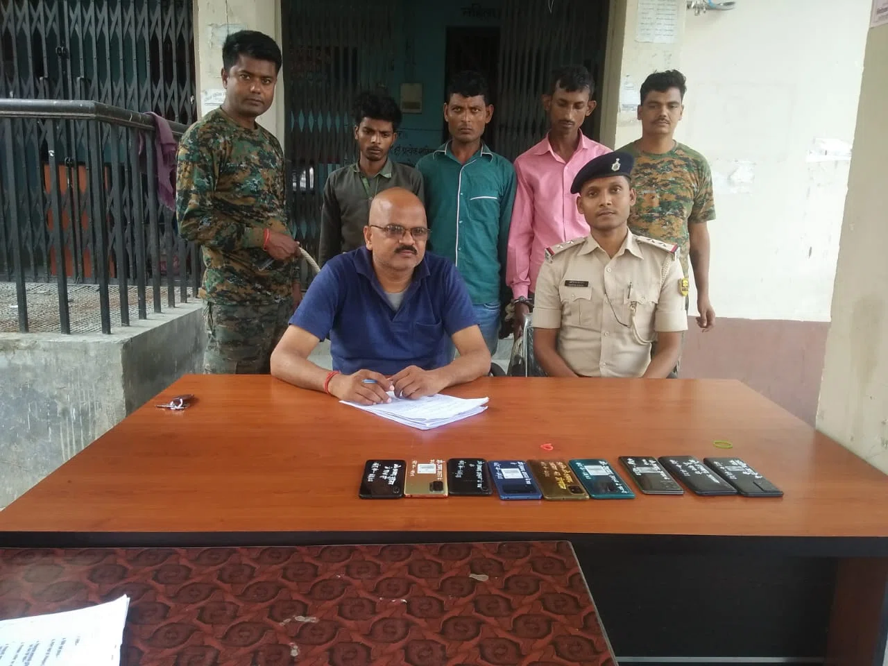 मोबाइल चोरी कर पश्चिम बंगाल में कर देता था बिक्री, संगठित गिरोह का तीन सदस्य चोरी के नौ मोबाइल सहित चढ़ा पुलिस के हत्थे