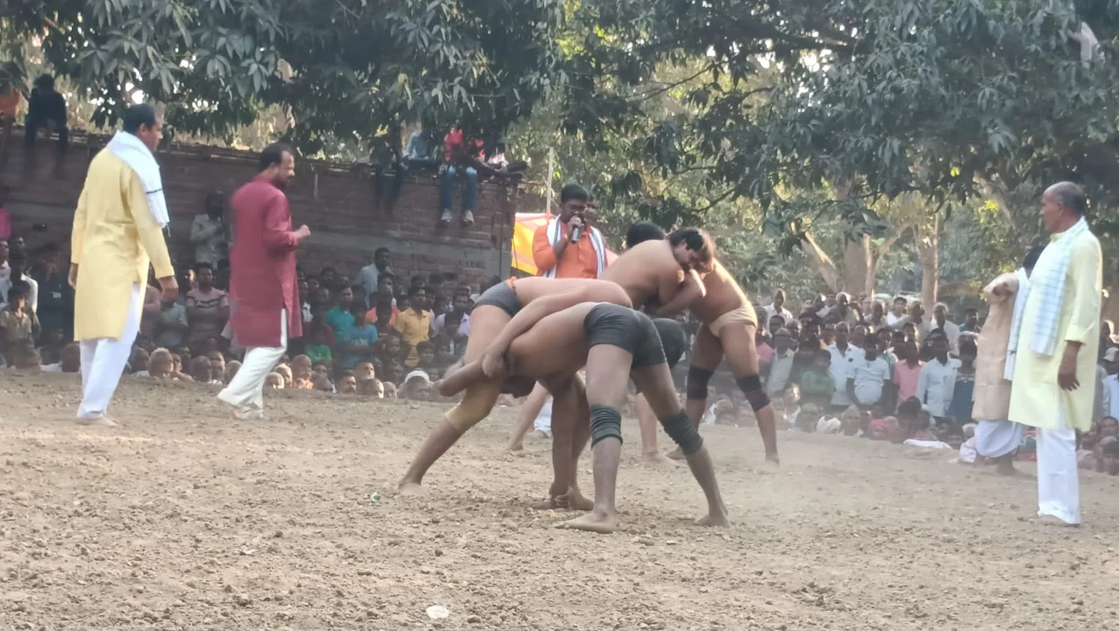 विभिन्न जगहों से आए दिग्गज पहलवानों ने अखाड़े में ठोंका ताल, रोचक मुकाबले को देखने उमड़ी भीड़