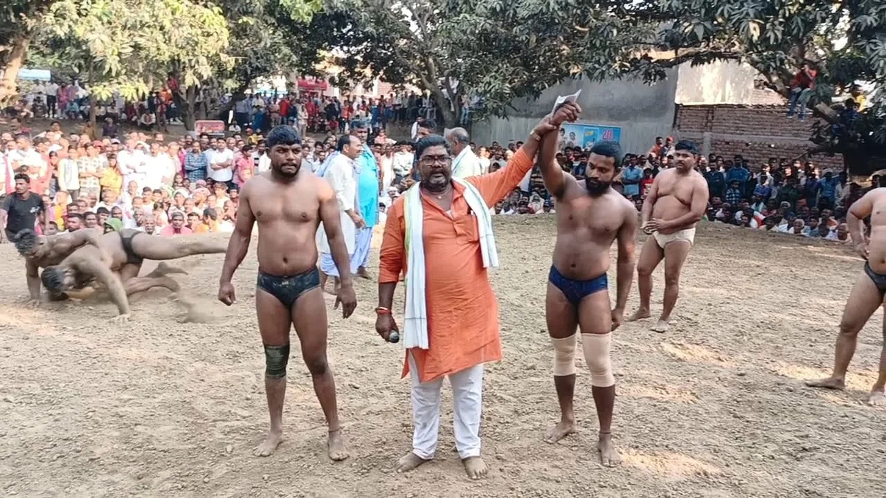 विभिन्न राज्यों से आए पहलवानों को देखने उमड़ी भीड़,खगड़िया के पहलवान ने गोरखपुर के पहलवान को दी पटखनी तो गोरखपुर के पहलवान ने बेगूसराय के पहलवान को चटाया धूल