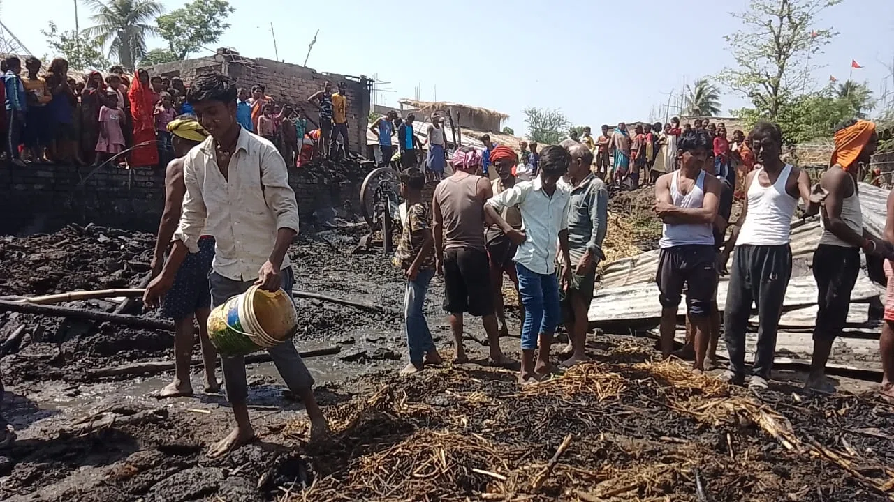 केहर मंडल टोला में देखते-देखते 6घर हो गए राख, मवेशियों को बचाने के चक्कर में वृद्ध भी झुलसे