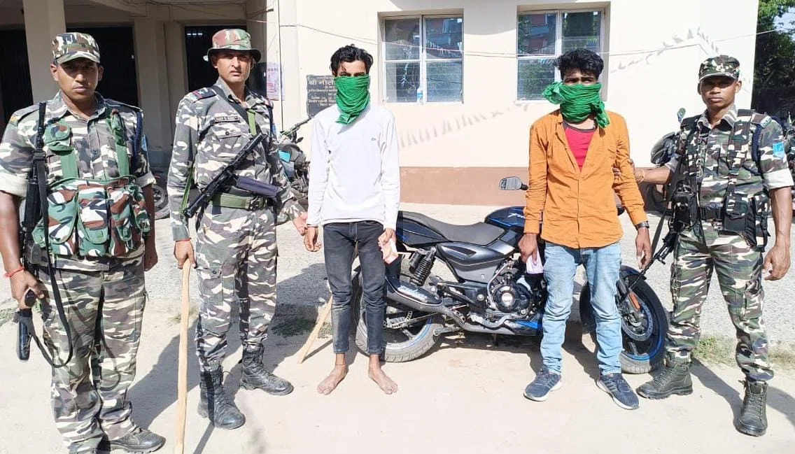 सौ और दो सौ रुपये के जाली नोटों के कारोबार में संलिप्त दो बाइक सवार युवक धराया,हजारों रुपये के जाली नोट के साथ एसएसबी ने दबोचा