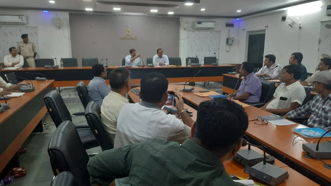 जिन शिक्षकों एवं कर्मियों की कार्यशैली में नहीं हो रहा सुधार,वैसे लोगों को निलंबित करने की करें अनुशंसा:अमित कुमार पांडेय