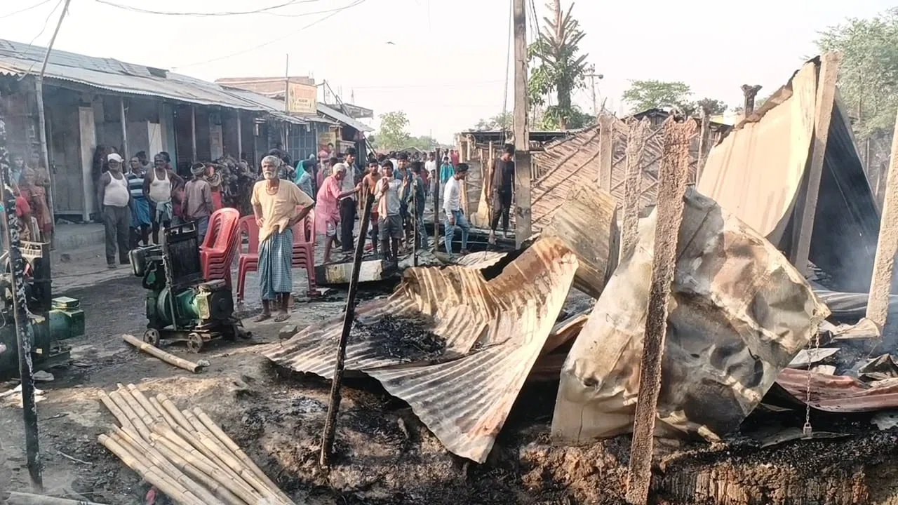 नाश्ते की दुकान से उठी चिंगारी ने शोला बनकर दर्जनों दुकानों के साथ-साथ कई के आशियाने को कर दिया राख,अफरातफरी का रहा माहौल