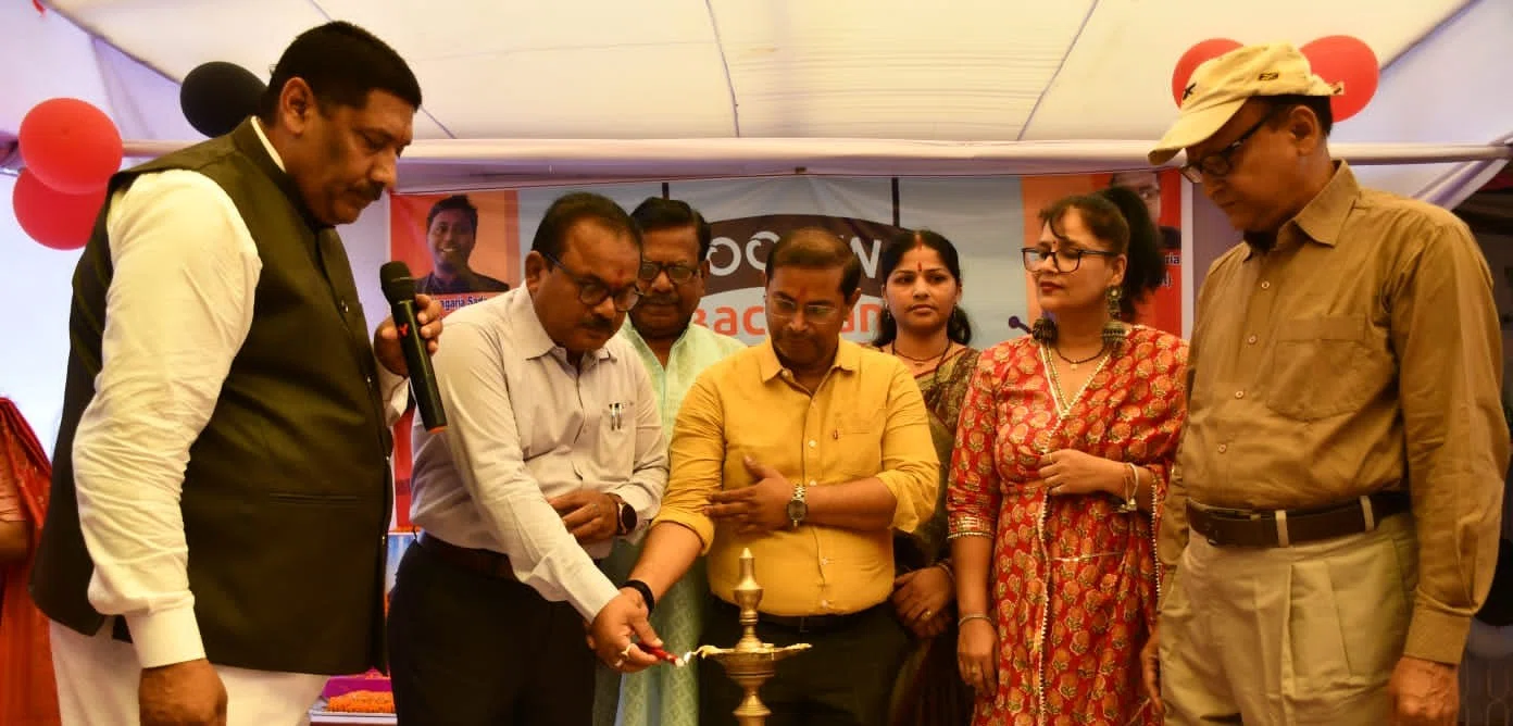 ...और जब बच्चों को आई चाचा नेहरू की याद, एसडीओ अमित अनुराग ने बच्चे को गोद में उठाकर पुचकारा