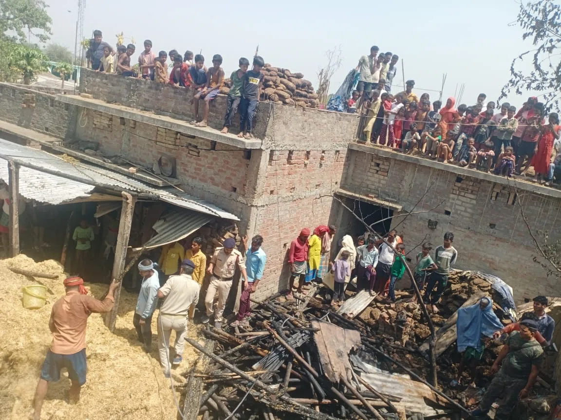 नहीं थम रहा अग्निदेव का तांडव,पसराहा थाना क्षेत्र में फिर लगी आग,फूस के दो घर जलकर स्वाहा,नगदी सहित लाखों का सामान हुआ खाक