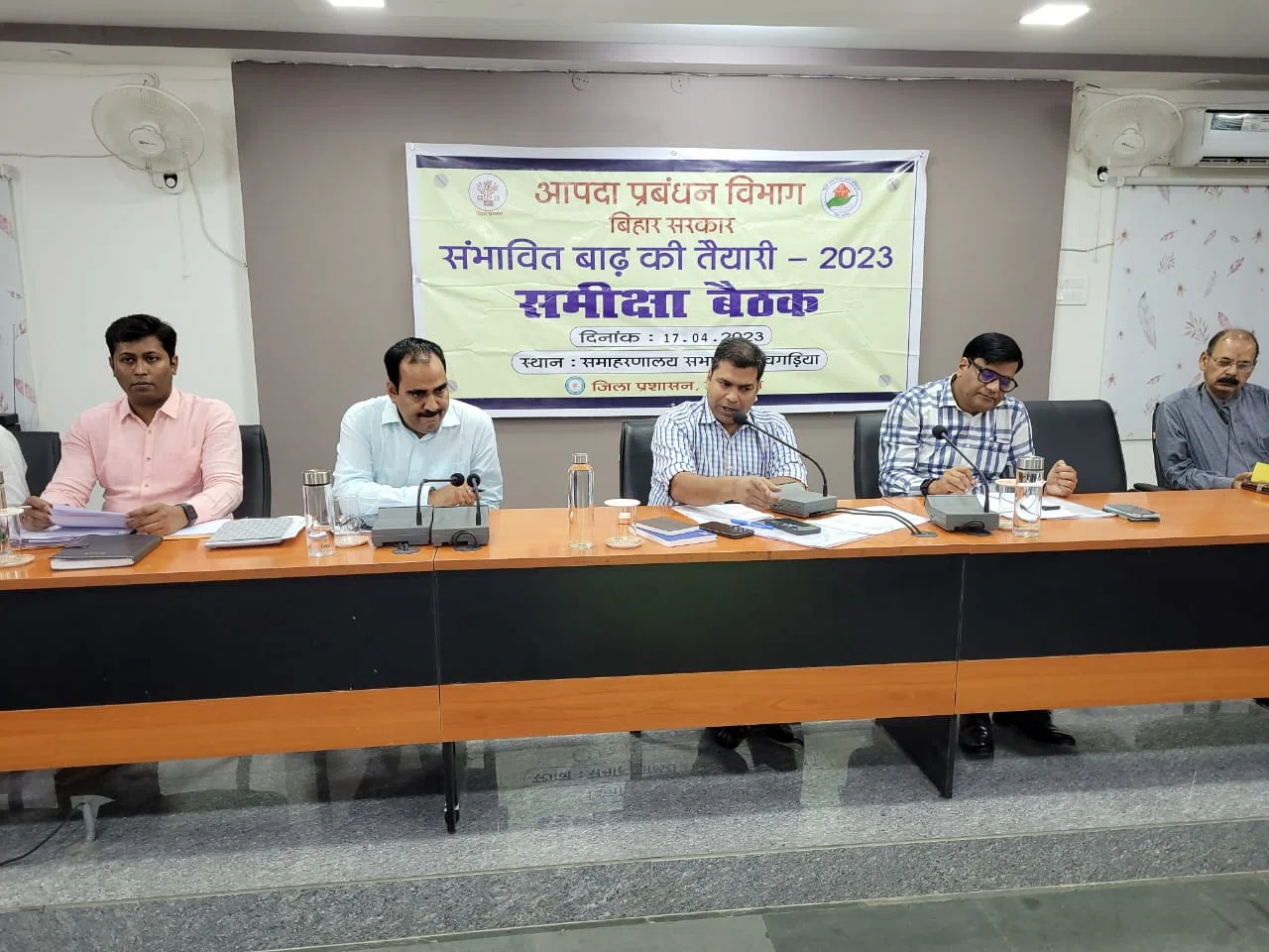 समीक्षात्मक बैठक में अनुपस्थित कार्यपालक पदाधिकारी से स्पष्टीकरण प्राप्त करने का निर्दश जारी...बाढ़ संघर्षात्मक कार्य एवं कटाव निरोधी कार्य को ससमय करें पूरा:डीएम