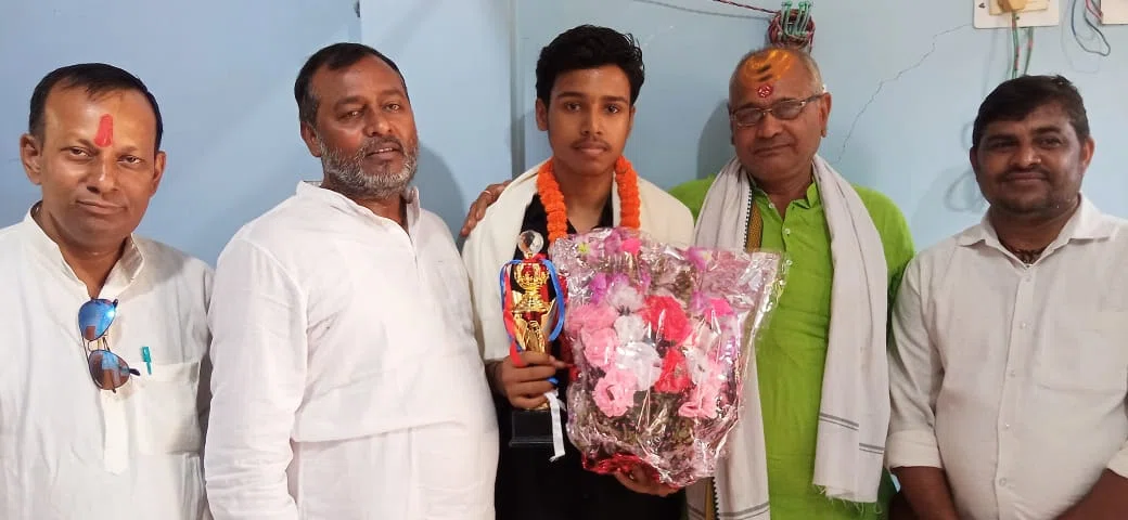 उत्कृष्ट प्रदर्शन के लिए शतरंज खिलाड़ी केशव कुमार यशवंत को किया गया सम्मानित... जिन-जिन अभिभावकों ने अपने बच्चे की प्रतिभा को निखारा है,उनके बच्चे ने देश में सफलता का डंका बजाया है