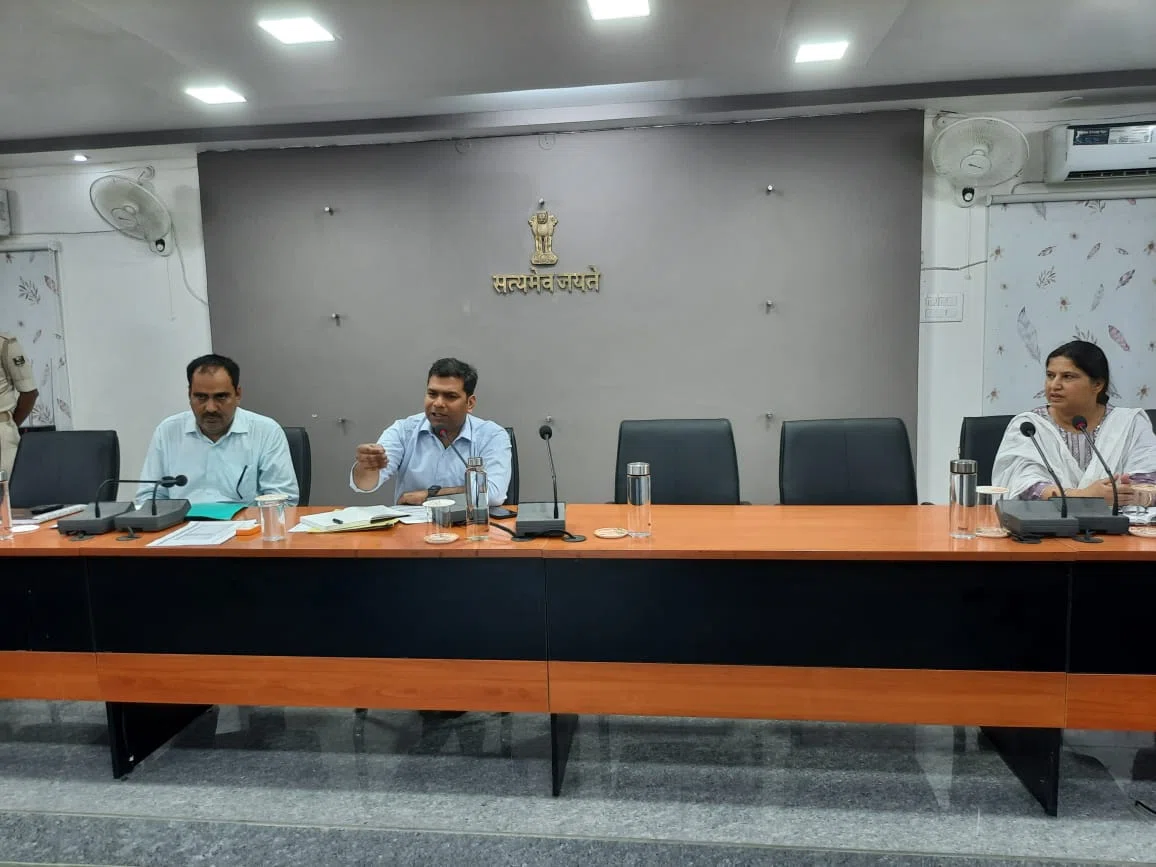 समेकित बाल विकास योजनाओं की समीक्षा बैठक आयोजित, मार्गदर्शिका-2022के आलोक में आंगनवाड़ी सेविका और सहायिकाओं का नियामानुसार चयन जरुरी:डीएम