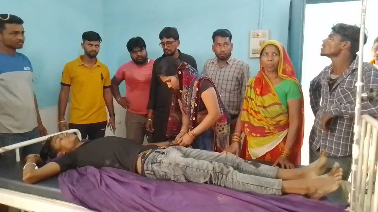 सड़क दुर्घटना में दो बाइक सवार युवक गंभीर रुप से जख्मी,एक रेफर