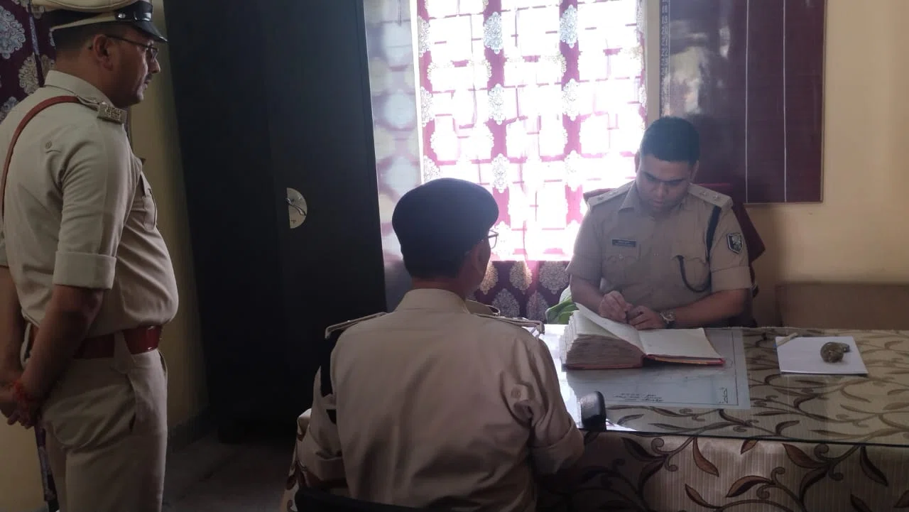 पुलिस कप्तान अमितेश कुमार ने महेशखूंट थाना का किया निरीक्षण...लंबित मामलो का शीघ्र निष्पादन करें थानाध्यक्ष: एसपी
