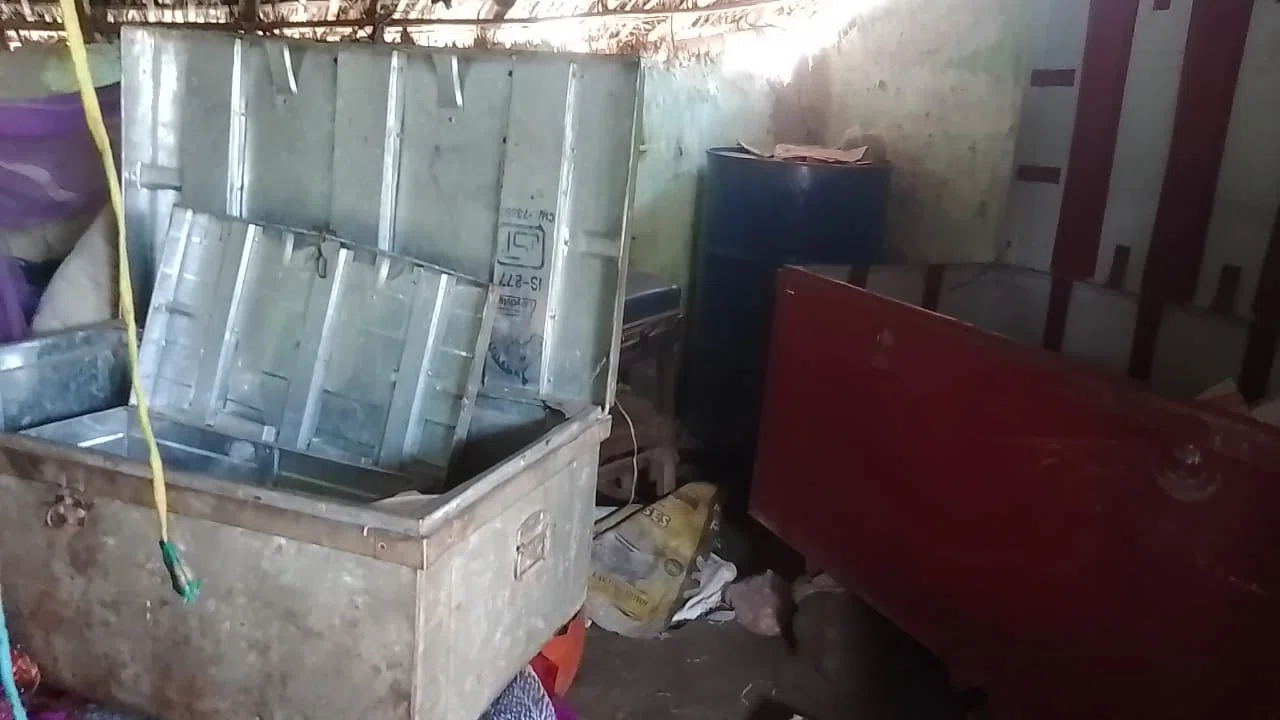 बारिश और अंधेरे का फायदा उठाकर एक घर में चोरों ने हाथ किया साफ, नगदी सहित कीमती सामान उड़ाया,पड़ताल में जुटी पुलिस