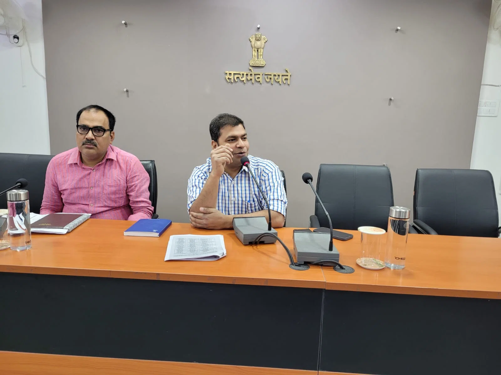 पूरे एक्शन में हैं खगड़िया के जिलाधिकारी अमित कुमार पांडेय,जिला नियंत्रण कक्ष किया स्थापित...दूरभाष नंबर 06244- 222384 पर अपनी शिकायतें दर्ज करा सकेंगे लोग,त्वरित होगी कार्रवाई: डी