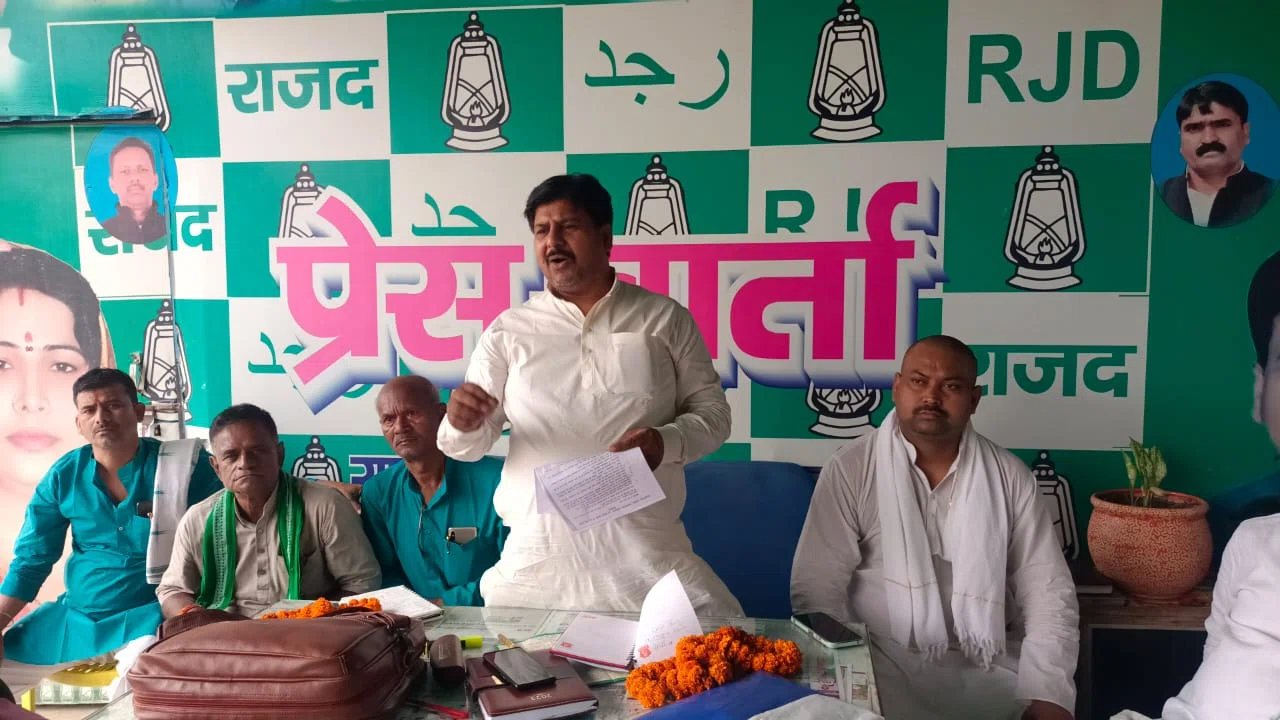केंद्र में बैठी बीजेपी की सरकार संविधान के ढांचे पर कर रही प्रहार:मनोहर यादव