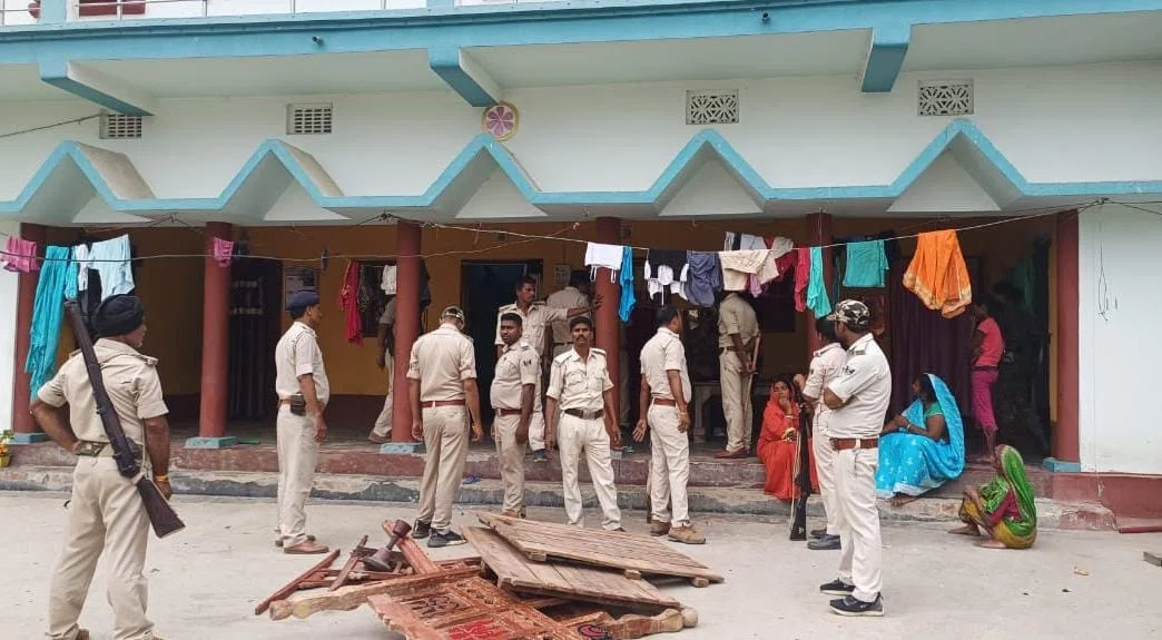 चर्चित ब्रजेश हत्या कांड के फरार अभियुक्तों के घर पुलिस ने की कुर्की जब्ती की कार्रवाई,हड़कंप व्याप्त