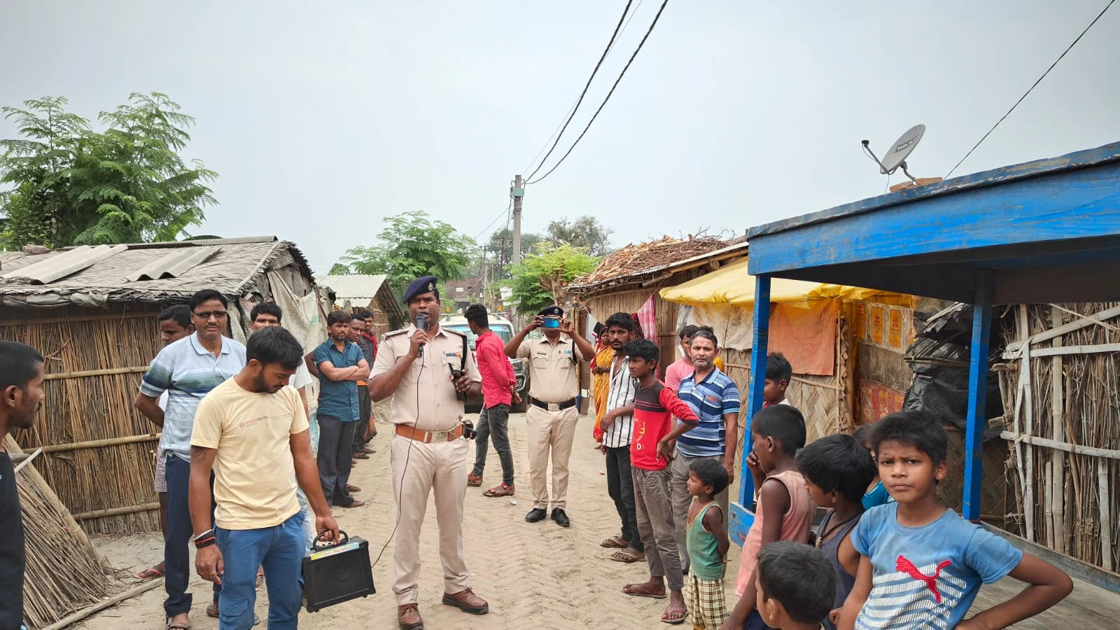 आरपीएफ के साथ गाली-गलौज और धक्का-मुक्की करने के आरोप में तीन के विरुद्ध मुकदमा दर्ज,एक दुकानदार गिरफ्तार, खगड़िया जंक्शन के आस-पास रेलवे की वर्जित भूमि पर अतिक्रमण करने वालों ने जग