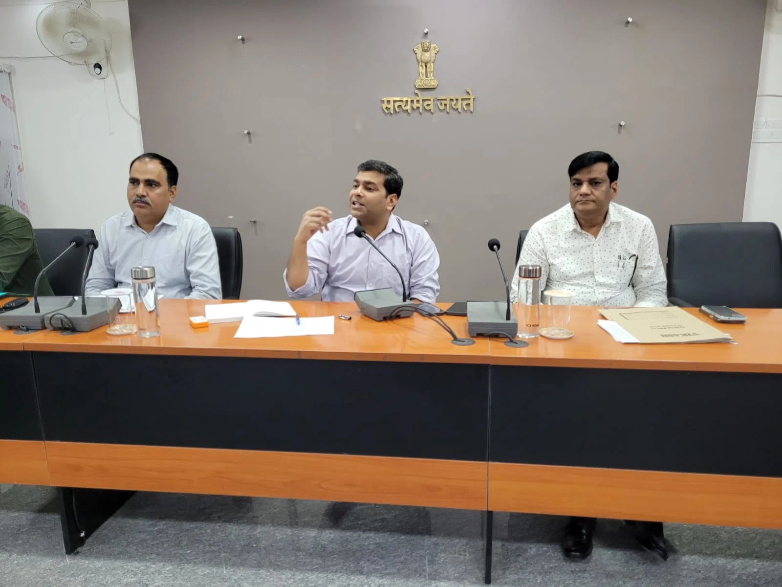आकांक्षी जिला कार्यक्रम के प्रगति की समीक्षा बैठक आयोजित...भविष्य में भी हमें आकांक्षी जिला कार्यक्रम में प्रथम स्थान प्राप्त करने के लिए कड़ी मेहनत करने की जरुरत: डीएम