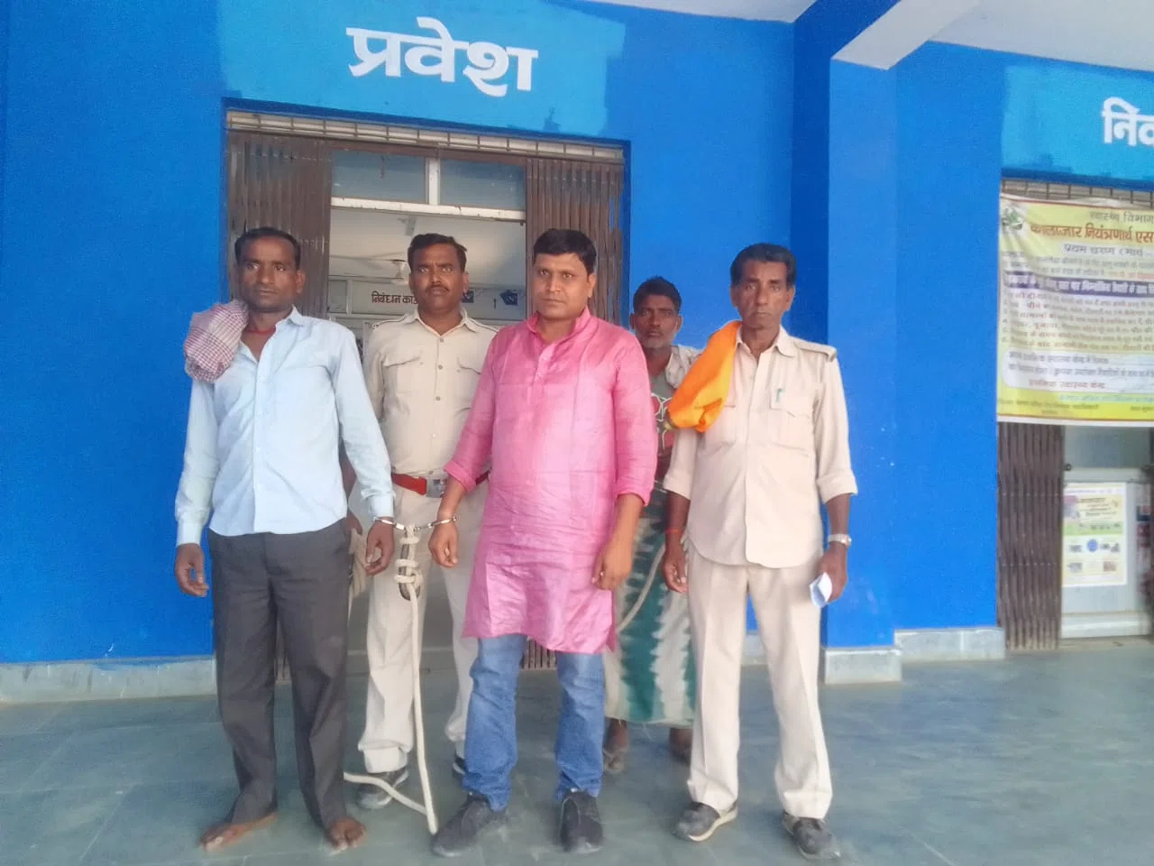 हथियार और शराब के साथ दो बाइक सवार युवक गिरफ्तार,खंगाली जा रही कुंडली