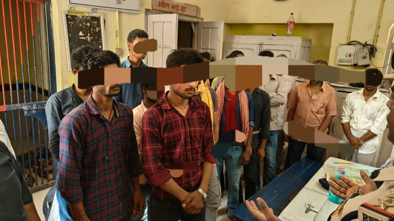 यात्रियों को परेशान कर पैसा वसूलने के आरोप में आरपीएफ ने तीन किन्नरों को दबोचा,आरपीएफ इंस्पेक्टर के नेतृत्व में चलाए गए अभियान के दौरान 18अन्य लोग भी धराया