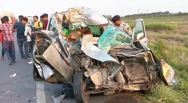 बस और कार के बीच आमने-सामने की टक्कर में कार के उड़े परखच्चे,कार चालक बुरी तरह जख्मी