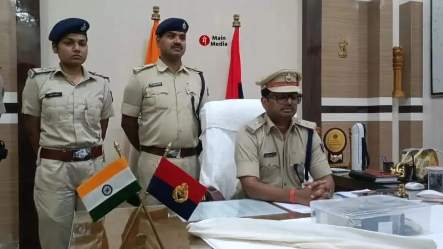 एक हथियार तस्कर भारी मात्रा में हथियार के साथ गिरफ्तार,पुलिस को चकमा देकर फरार होने की कोशिश में टूटा पैर