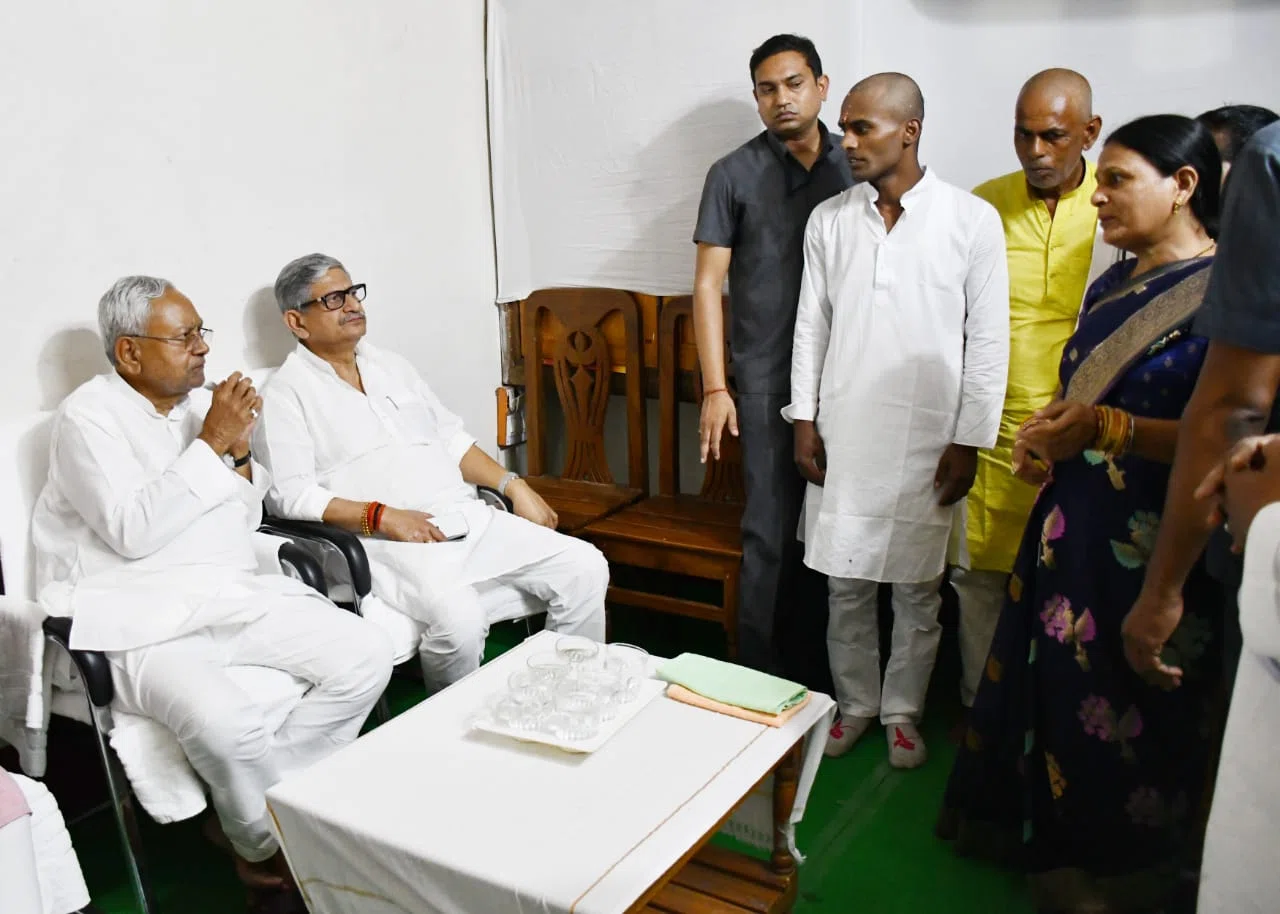 पूर्व एमएलसी दिवंगत सोनेलाल मेहता के श्राद्धकर्म में श्रद्धांजलि देने पहुंचे सीएम सहित जदयू के शीर्ष नेता...पुराने साथी रहे मेहता जी के निधन से पार्टी को हुई भारी क्षति:नीतीश कुमार