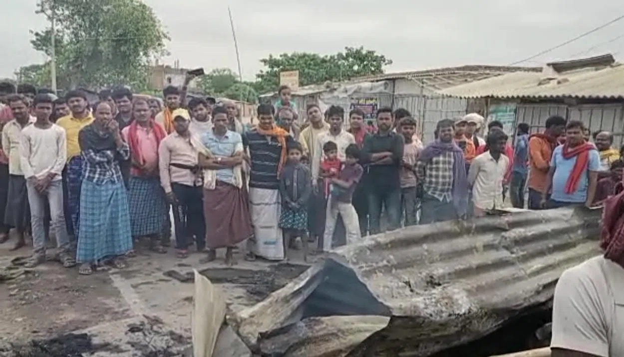 आखिर कौन गिरोह बार-बार दुकानों को कर देता है आग के हवाले!असामाजिक तत्वों ने एक बार फिर आग लगाकर 20 दुकानों को किया खाक, आक्रोशित लोगों ने सड़क किया जाम