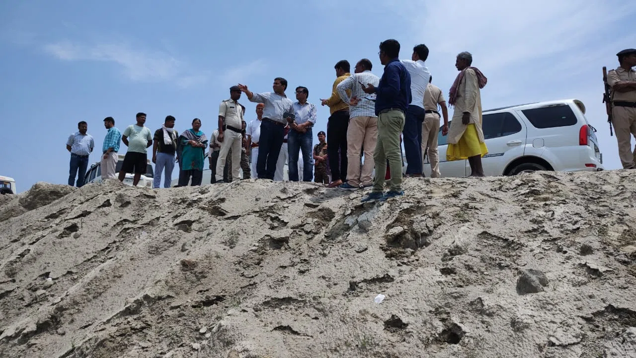 बैठक में विलंब से पहुंचे पदाधिकारियों को डीएम ने लगायी फटकार,पंचायत स्तरीय संयुक्त प्रतिनियुक्ति आदेश निकालने का दिया निर्देश...बाढ़ राहत कार्यों को ले सबकी जिम्मेदारी होगी तय:अमित