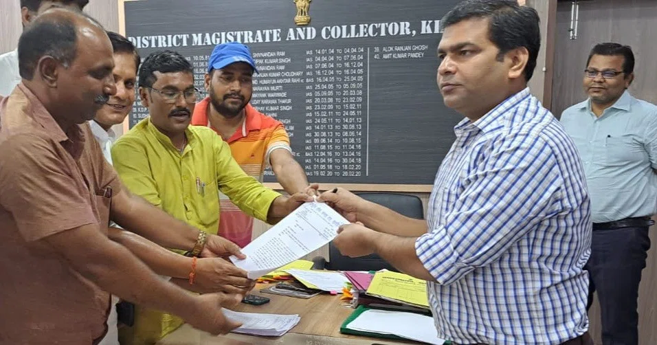 बिहार सरकार के मंत्री द्वारा दिए गए अमर्यादित बयान से आहत हुए राष्ट्रीय लोक जनता दल के कार्यकर्ता,डीएम के द्वारा राज्यपाल को ज्ञापन भेजकर की बर्खास्तगी की मांग