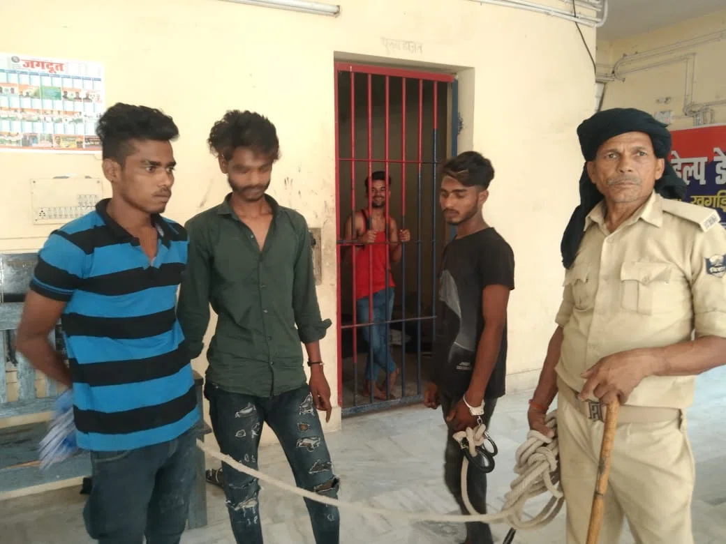 घर से मोबाइल चोरी करना तीन युवकों को पड़ा मंहगा,ग्रामीणों ने रंगे हाथ पकड़कर किया पुलिस के हवाले