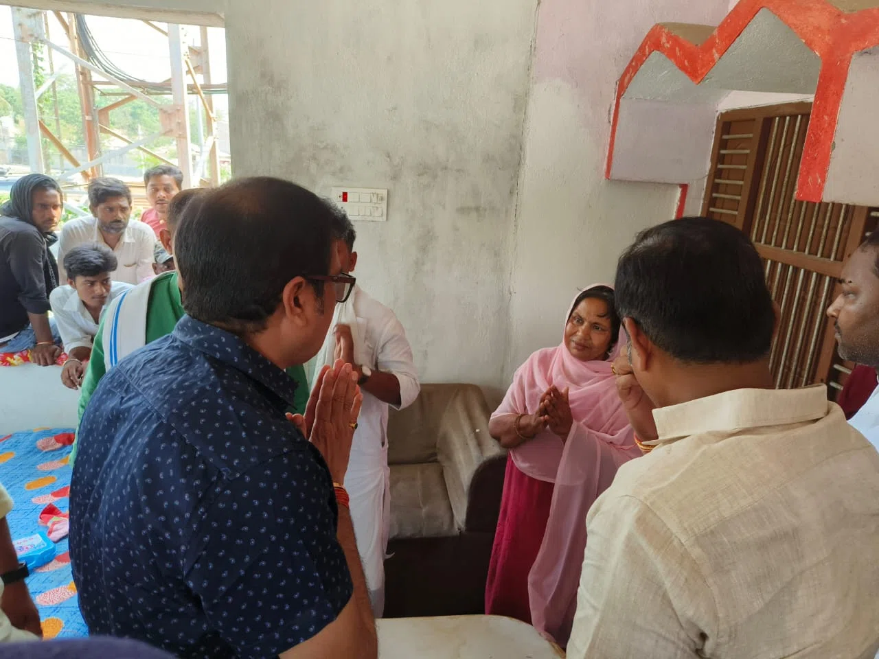 अपराधियों की गोलियों का शिकार हुए मुखिया पुत्र के घर पहुंचे परबत्ता विधायक डॉ संजीव ने परिजनों को दिलाया ढ़ाढ़स,कहा-परिजनों को जरुर मिलेगा इंसाफ