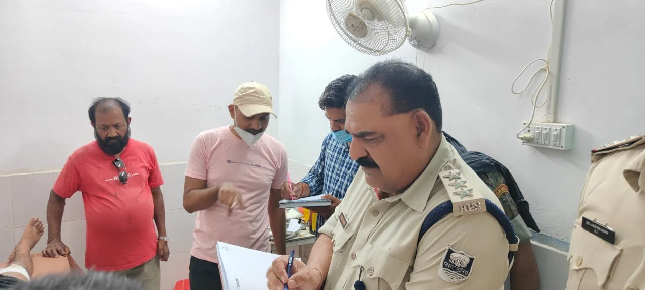 गोलीबारी में एक बच्ची सहित तीन जख्मी,वर्चस्व को लेकर दो पक्षों के बीच हुई गोलीबारी