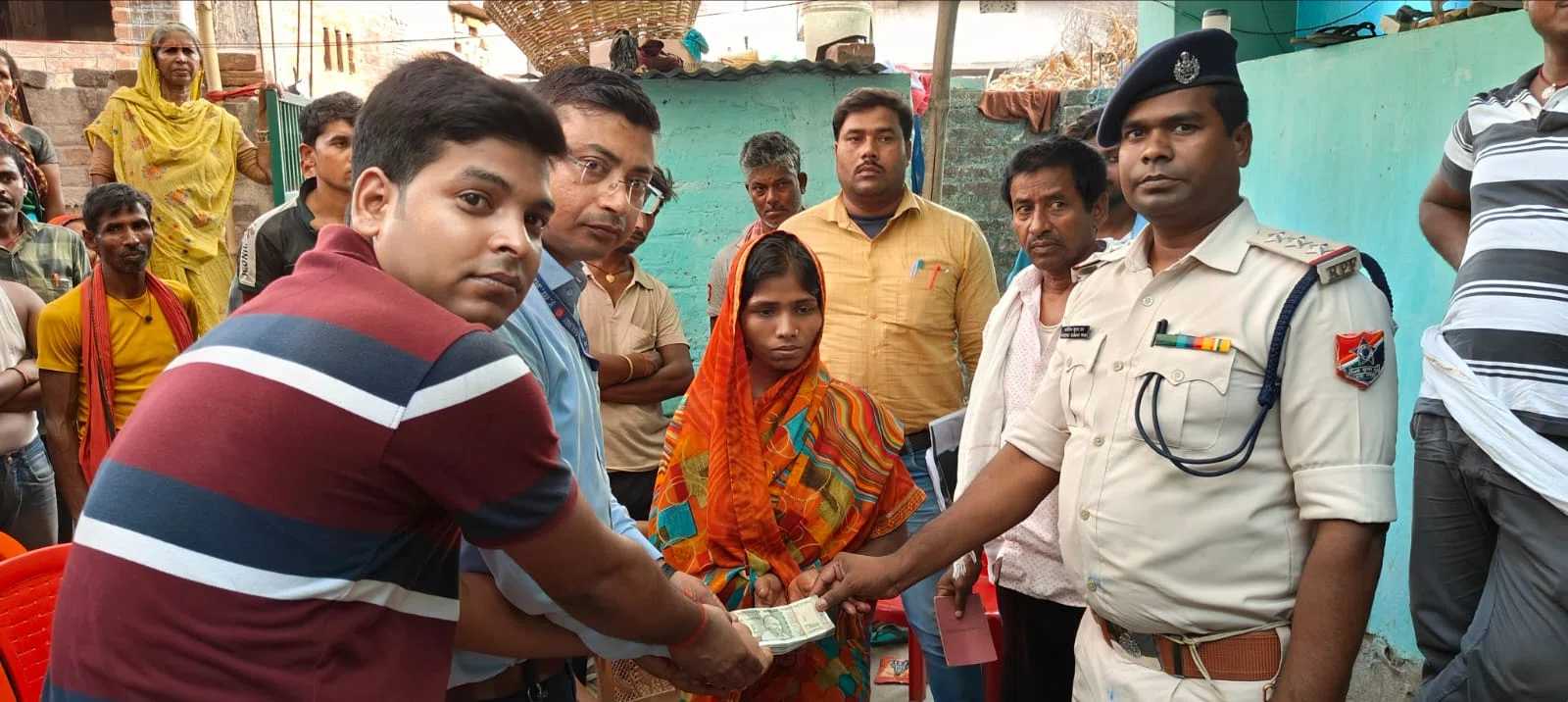 ट्रेन दुर्घटना में मौत के शिकार हुए ज्ञानदेव शर्मा की पत्नी को मिली अनुग्रह राशि,2जून को बहनगा बाजार स्टेशन पर हुई थी दुर्घटना