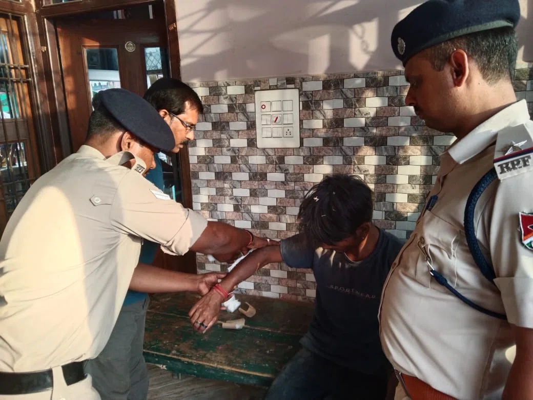 आरपीएफ के एएसआई की तत्परता से बची जख्मी युवक की जान,ट्रेन से गिरकर हो गया था जख्मी