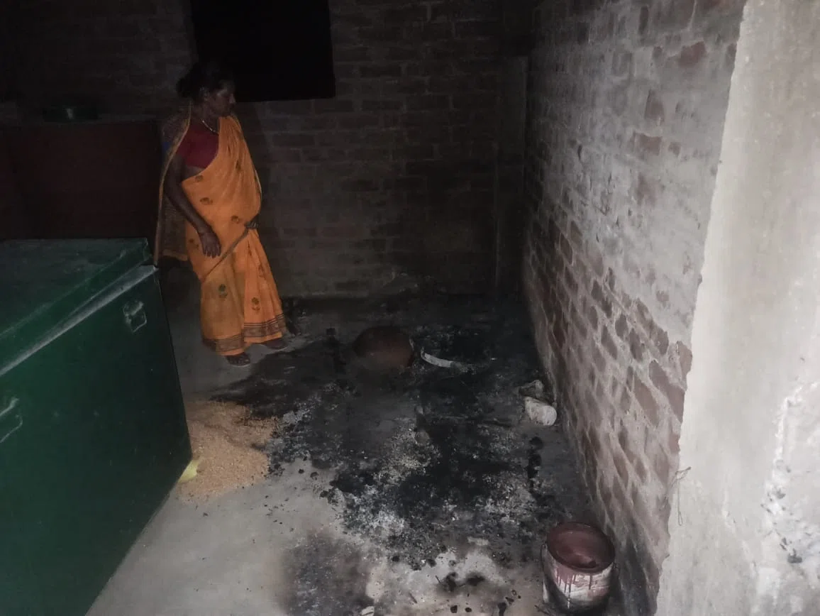 क्या गोगरी के बड़ीचक में पड़ोसियों ने घर में लगायी आग!पुलिस कर रही मामले की पड़ताल,हजारों की संपत्ति नष्ट