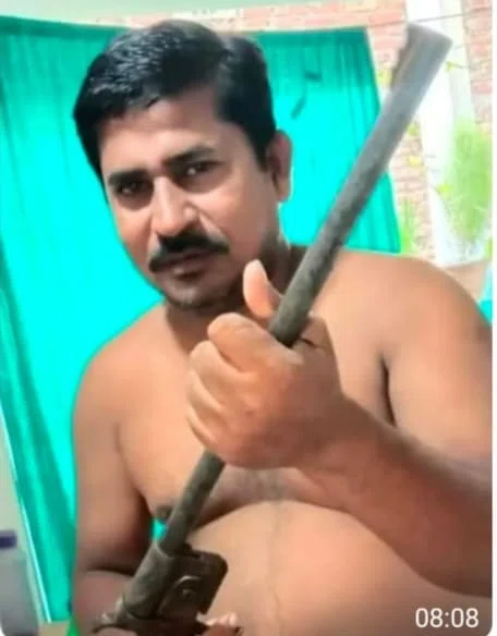 अवैध हथियार के साथ युवक का फोटो हुआ वायरल,मौनी बाबा बने बैठे हैं थानेदार