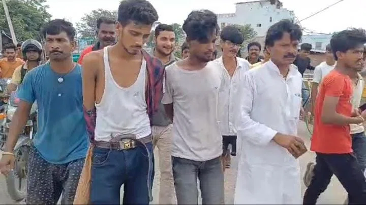 युवक को अपहृत कर वसूला एक लाख की फिरौती,हथियार के साथ दो अपराधियों को दबोचकर ग्रामीणों ने किया पुलिस के हवाले